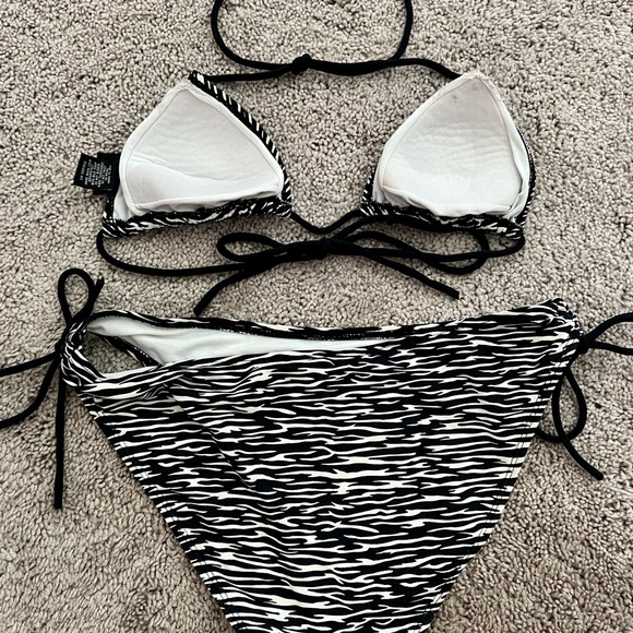 Zebra string bikini - Picture 2 of 3